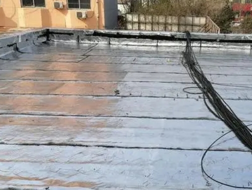 福州卫生间漏水维修公司分享下福州屋面楼顶防水刚性防水层施工要点。